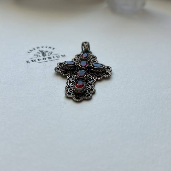 Red Garnets set in a Sterling Silver Cross - Picture 4 of 7
